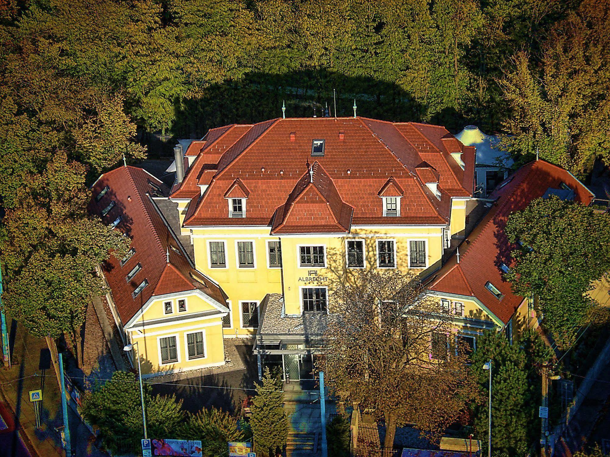 Hotel Albrecht Братислава Екстериор снимка